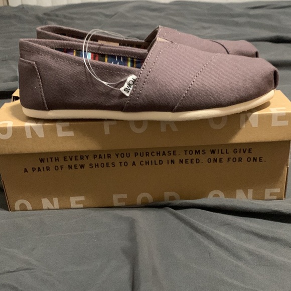 NIB Ash Gray canvas TOMS, size 8 - Picture 2 of 4